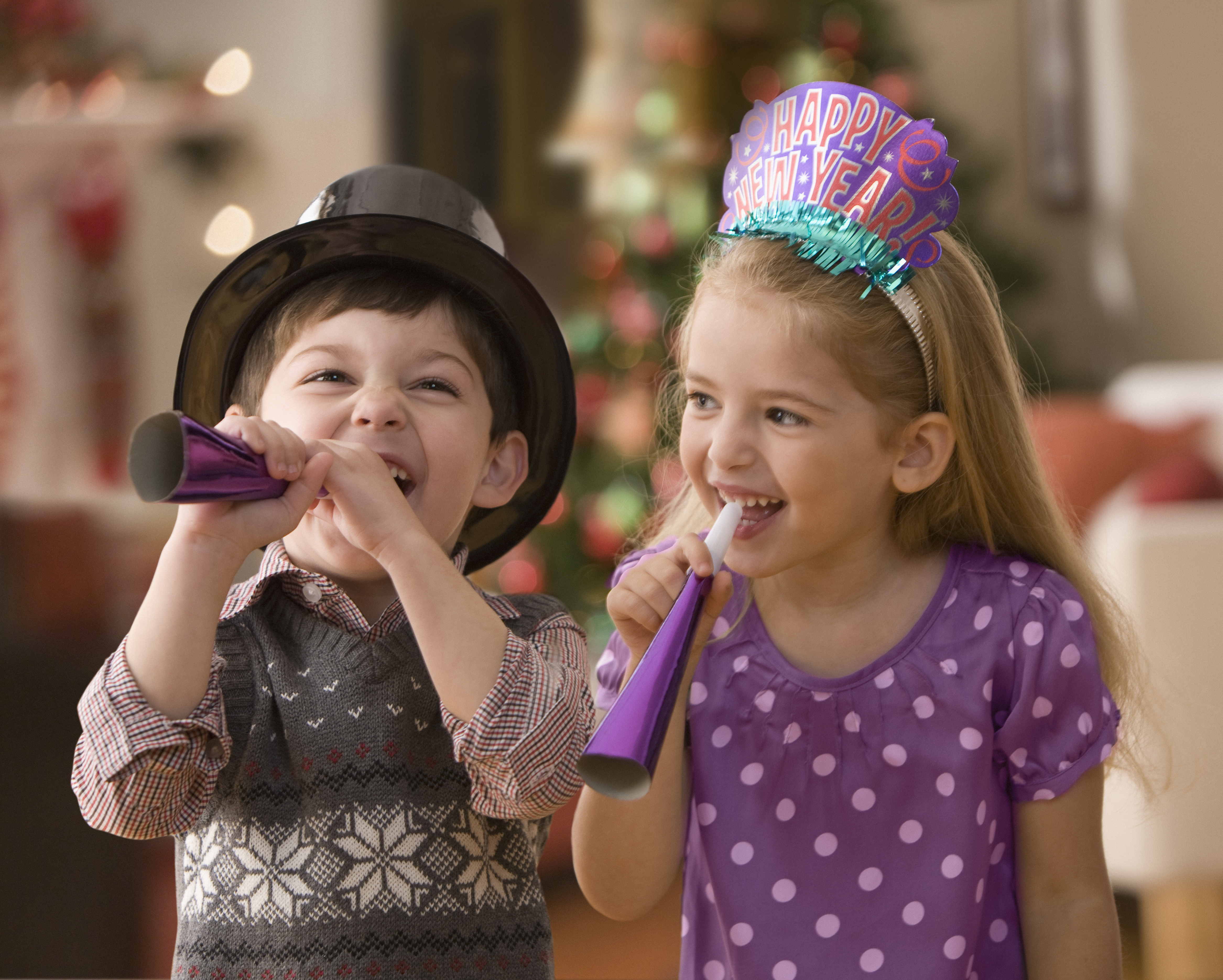 How to celebrate. Новогодние развлечения для детей. Ребенок со свистулькой. Детские конкурсы на новый год. Дети играют новый год.