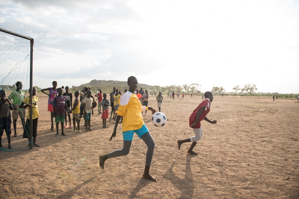 Niños jugando fútbol en la juventud organizada juego: fotografía